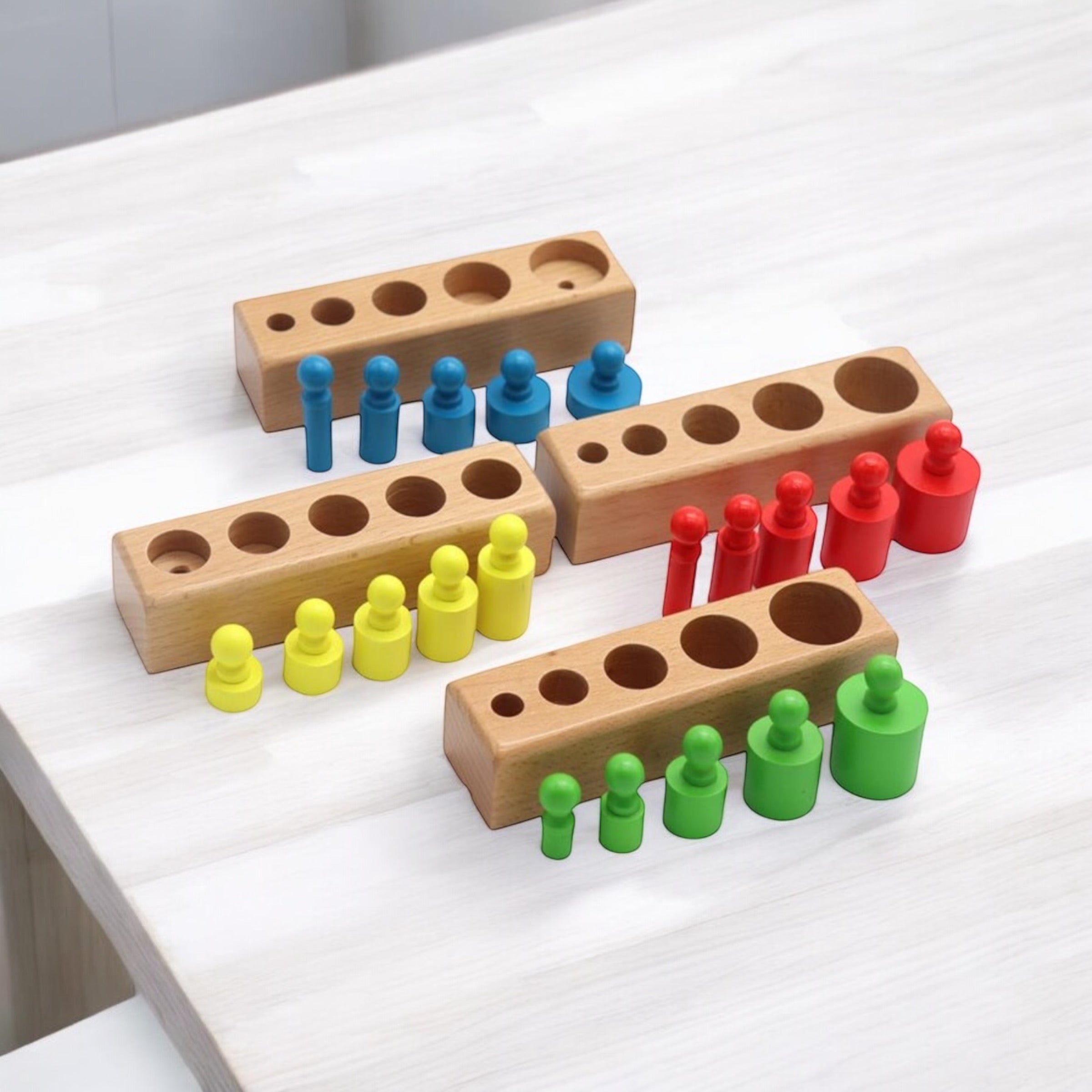 JEU DE CYLINDRES EN BOIS COLORÉS – JOUET MONTESSORI 3 ANS – COULEURS & COORDINATION
