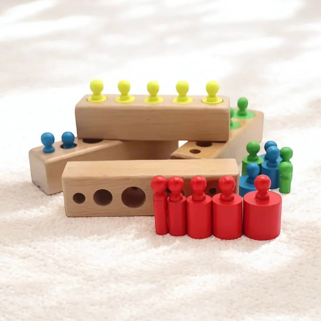 JEU DE CYLINDRES EN BOIS COLORÉS – JOUET MONTESSORI 3 ANS – COULEURS & COORDINATION