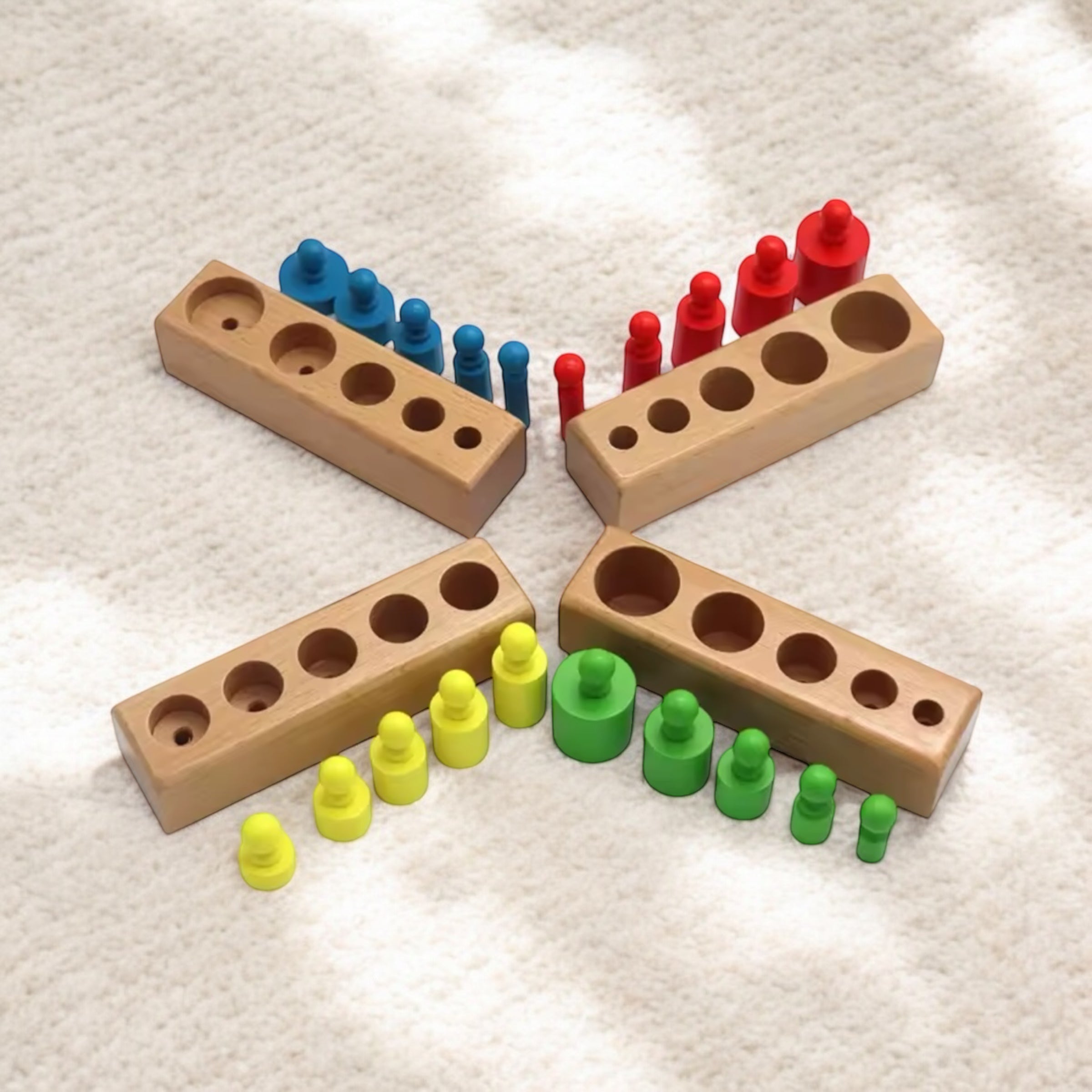 JEU DE CYLINDRES EN BOIS COLORÉS – JOUET MONTESSORI 3 ANS – COULEURS & COORDINATION